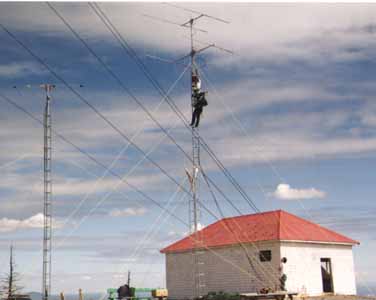 VE2UMS au Mont-M�gantic en 1991, antennes VHF et UHF